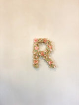 Letra de flores secas salmon