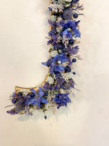 Letra de flores secas azul