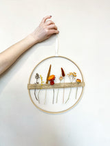 Flores suspendidas en tonos anaranjados