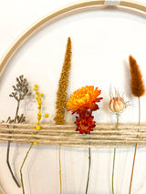 Flores suspendidas en tonos anaranjados