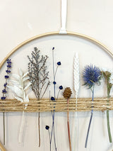 Flores suspendidas en tonos blanco y azul