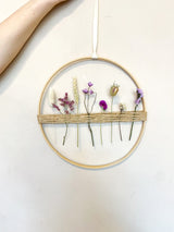 Flores suspendidas en tonos morado