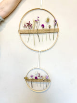 Flores suspendidas en tonos morado