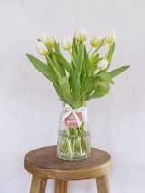 Tulipanes blancas en jarrón