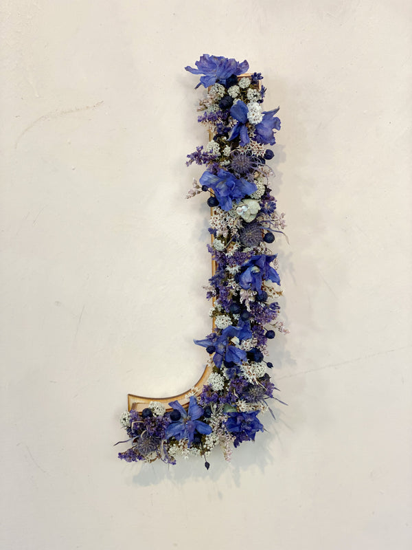 Letra de flores secas azul